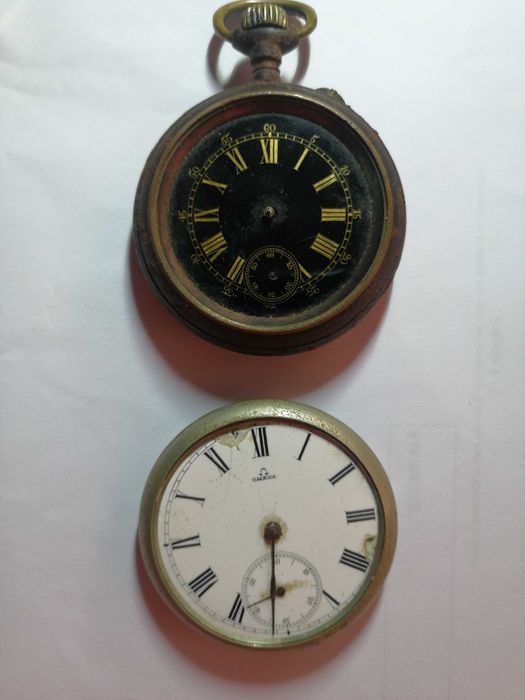 Conjunto de relógios antigos.