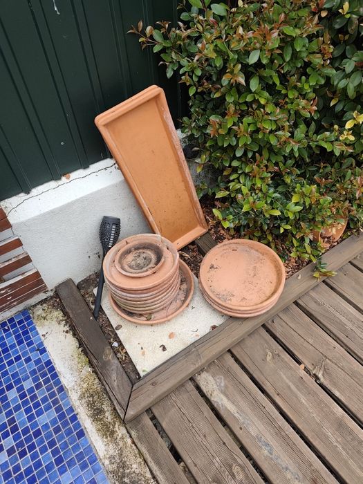 Vários pratos em barro para vasos