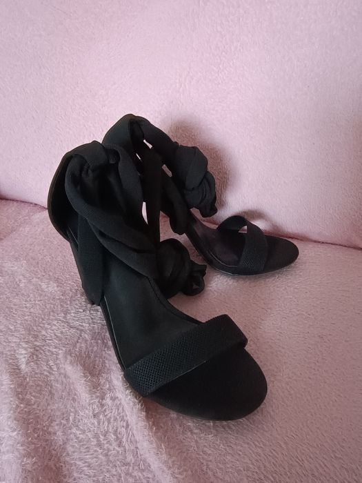 Buty na słupku wiązane