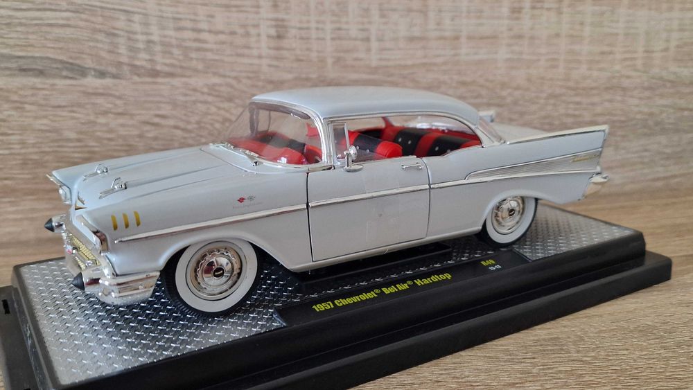 Miniatura Chevrolete Bell Air hardtop «1957» 1:18