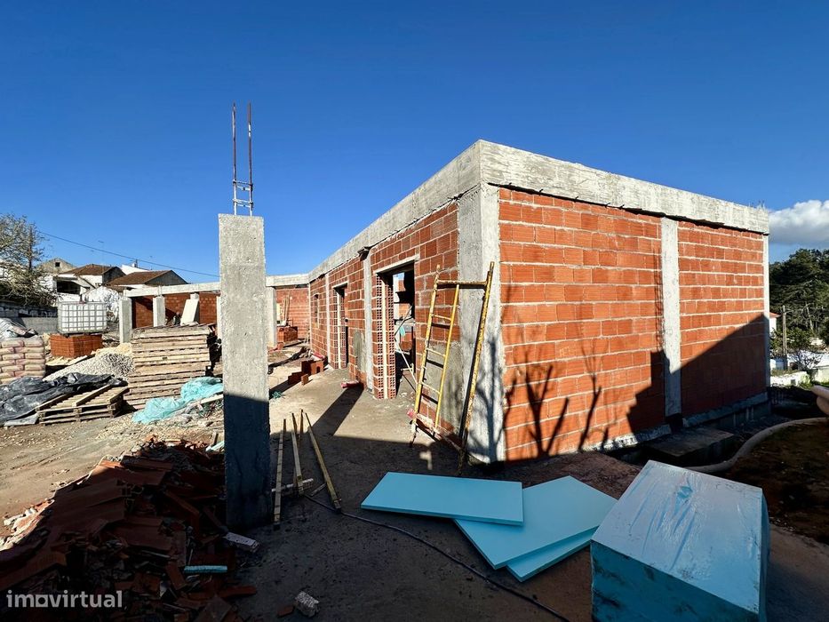 Moradia estilo rústico com piscina e garagem - Caldas da Rainha