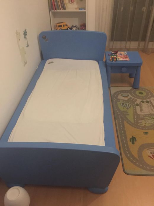 Quarto infantil, cama + mesa cabeceira+ estante e comoda