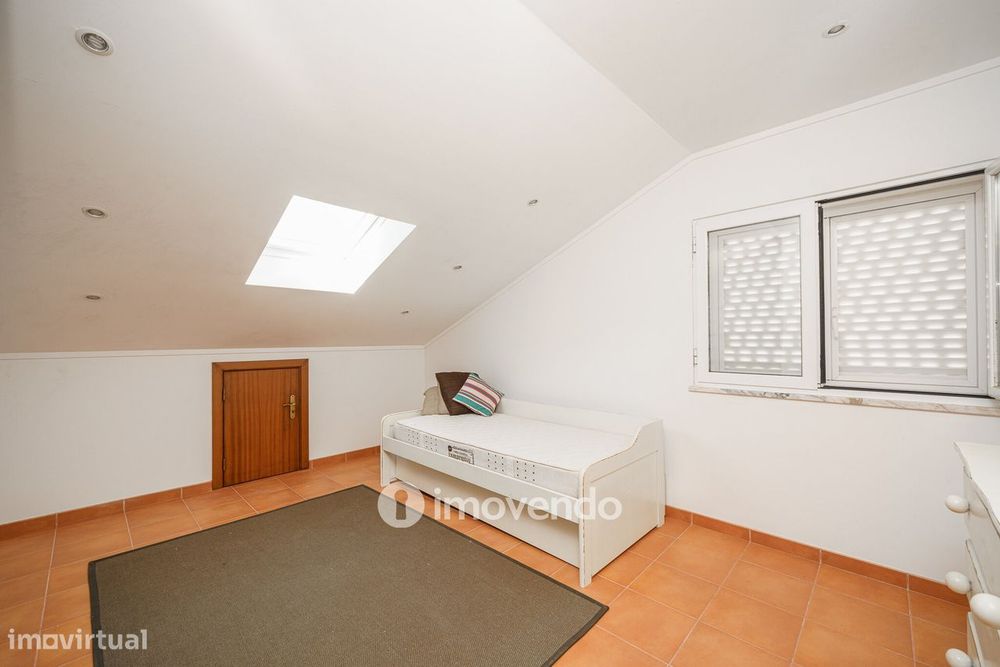 Moradia T4 com garagem e próxima da praia, na Charneca da Caparica