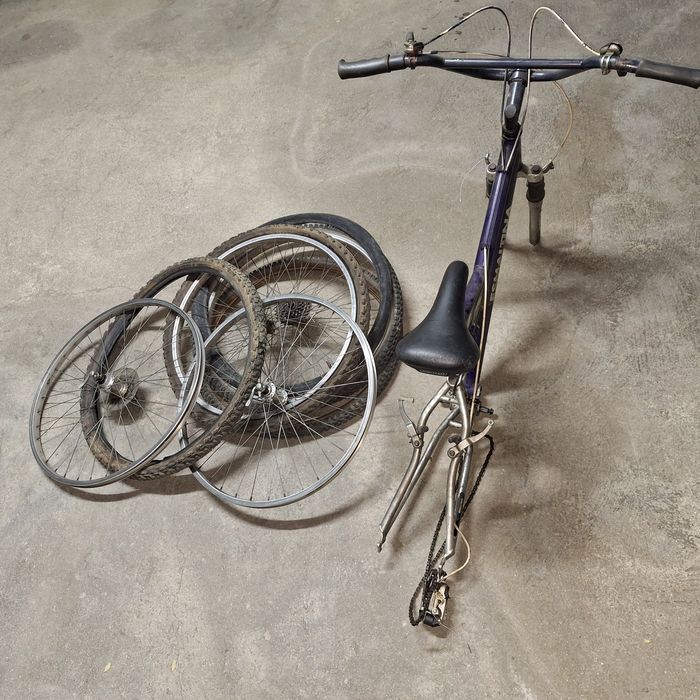 Bicicleta + peças de outra bicicleta