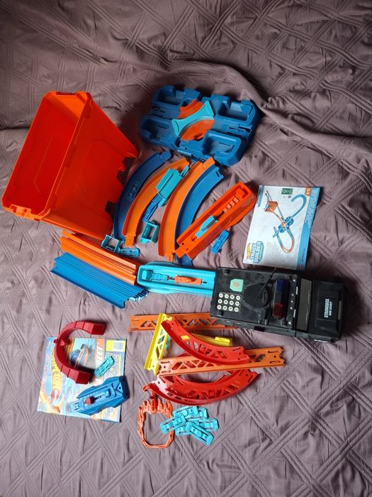 Dwa zestawy hot wheels track builder plus zestaw torów