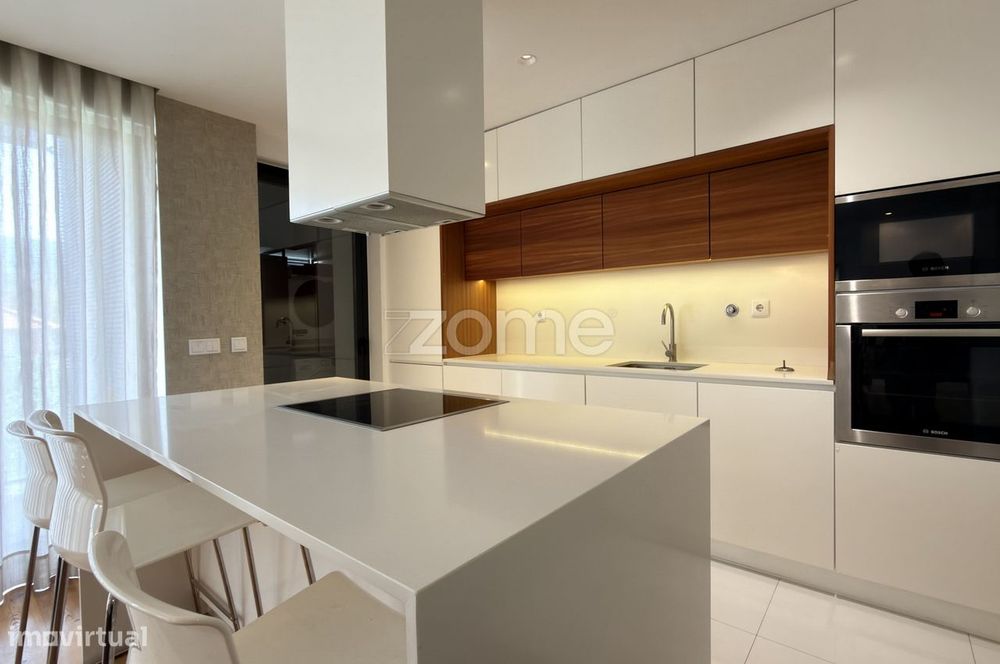 Apartamento T3 com lugar de garagem e varanda em S. Vitor.