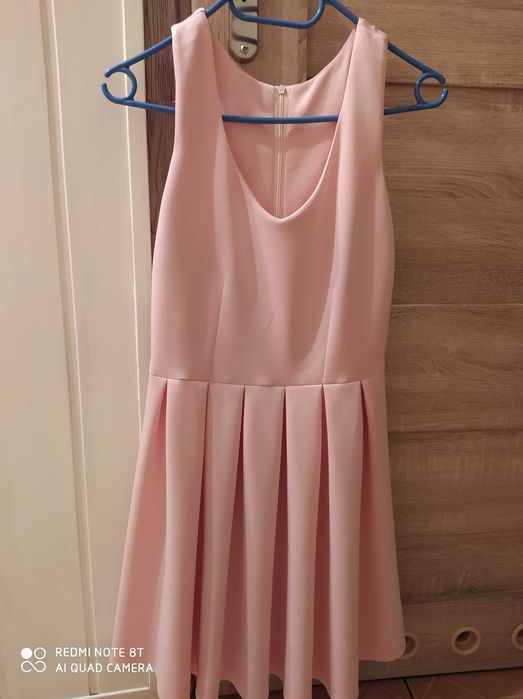 Różowa elegancka sukienka
