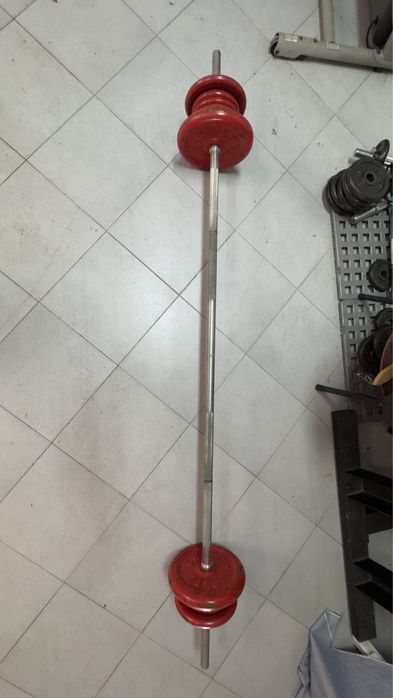 Barras de ginasio mais pesos