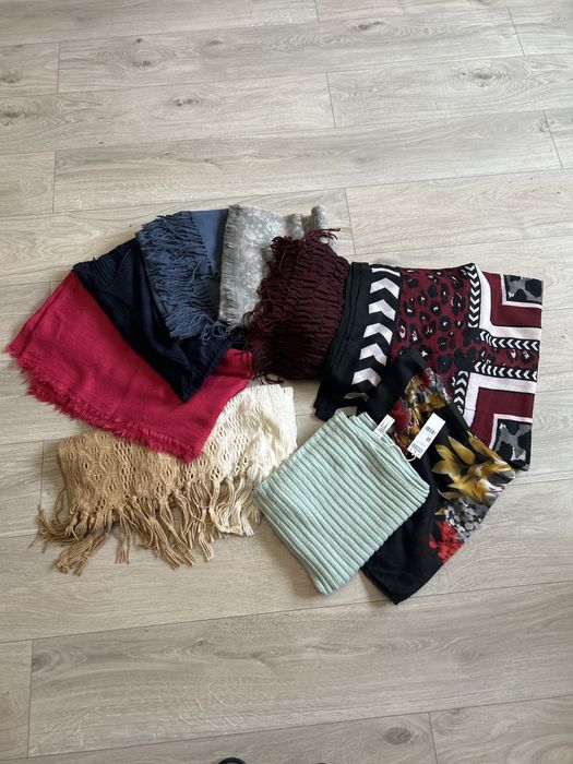 Шарфи  різних кольорів та розмірів.