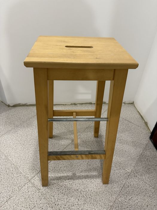 Bancos e mesa de madeira