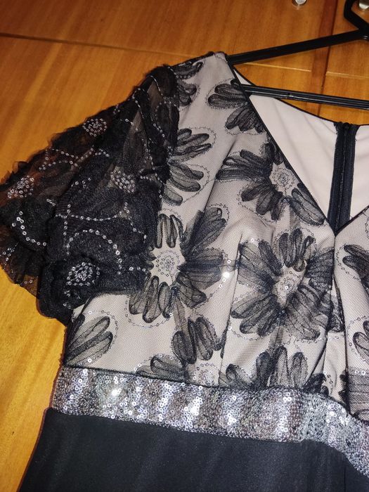 Vestido com flores e brilhos