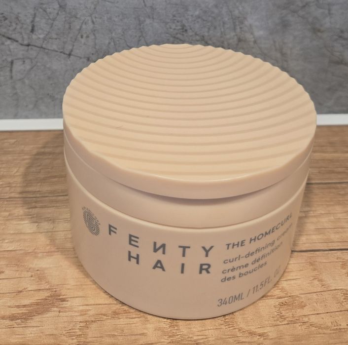 Krem do loków FENTY HAIR homecurl
The Homecurl - Krem do definiowania loków