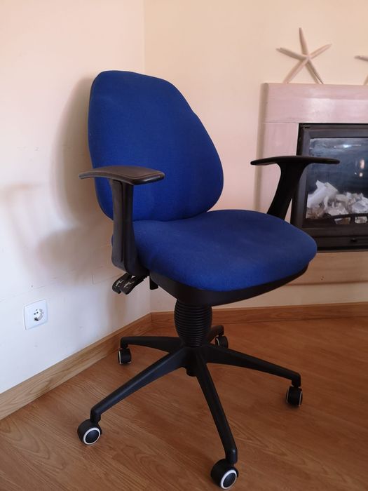 Cadeira de escritório com apoio de braço