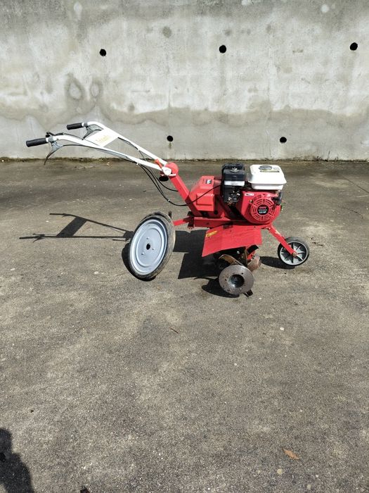 Moto enchada marca triunfo