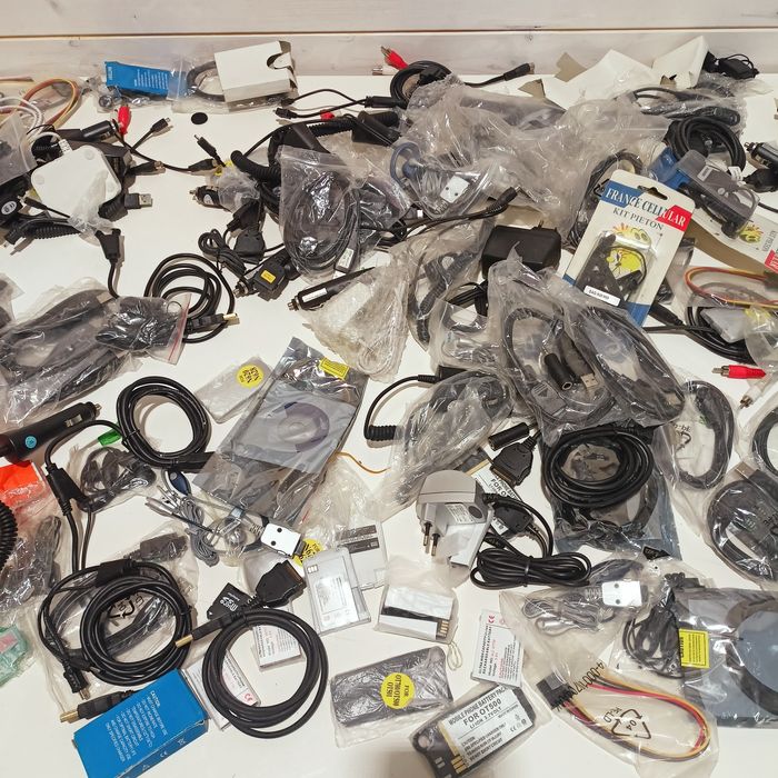 Zestaw kultowych ładowarek,kabli,baterii do telefonów itp.