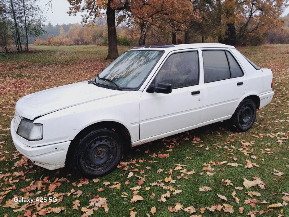 Peugeot 309 на повному ходу