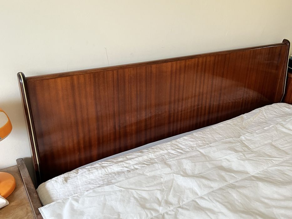 Cama mid-century