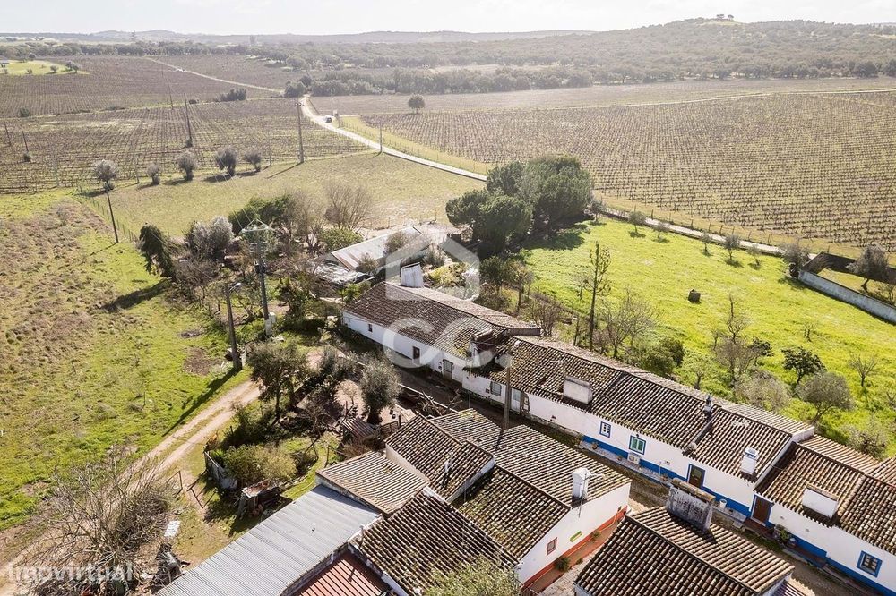 Moradia T4 em Ruína c/ Garagem e Terreno | São Domingos de Ana Loura,