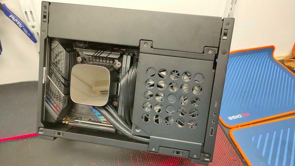 Lian Li A4-H2O Silver + Riser PCIe 5.0 LinkUp