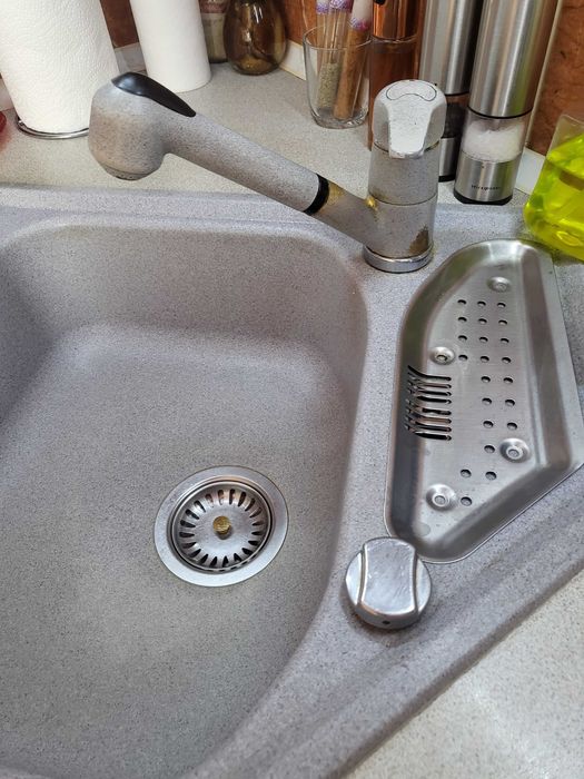 Bateria kuchenna Franke z wyciąganą  wylewką i prysznicem