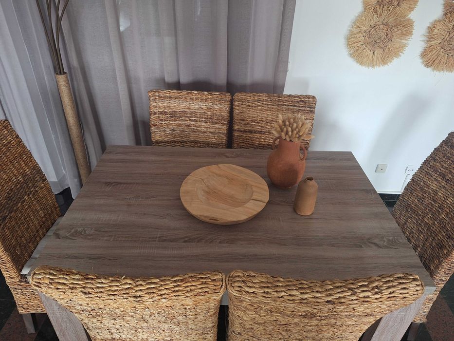 Mesa de madeira com lacagem a branco