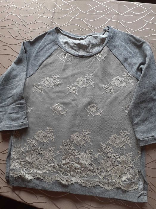 bluza z rozcięciami z koronką