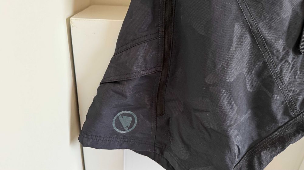 Calções Endura Singletrack com coquilha,  cinza escuro