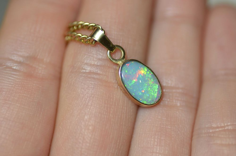 złota zawieszka z nat. jasnym opalem brazylijskim