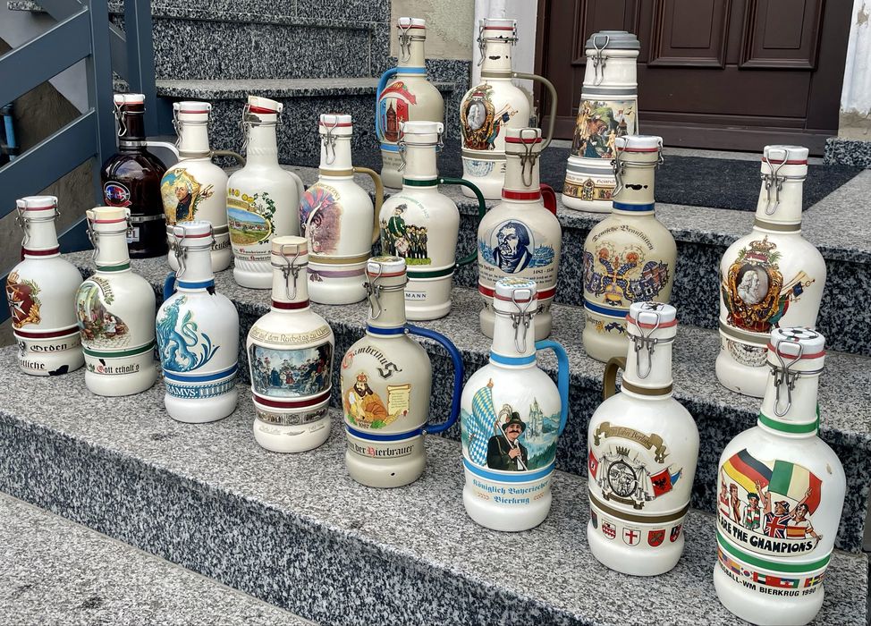 Kolekcja starych butelek po piwie.