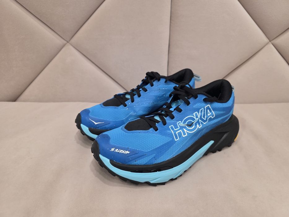 Кросівки Hoka, Asics, Brooks, Swiss engineering on, Lowa, Mizuno.