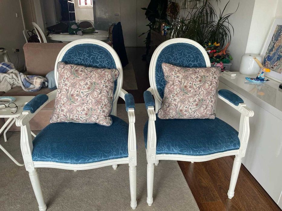 Par de cadeirões de braços medalhão estilo Luís XVI