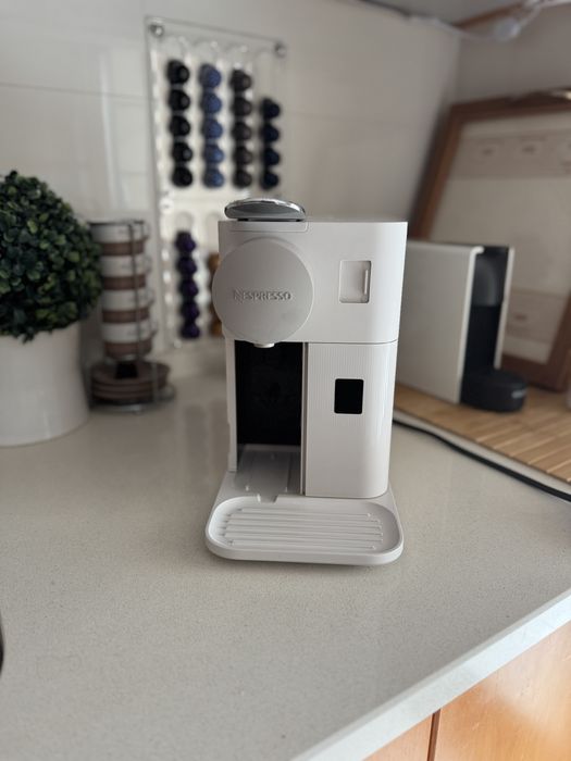 Máquina de Café DELONGHI Nespresso Lattissima One