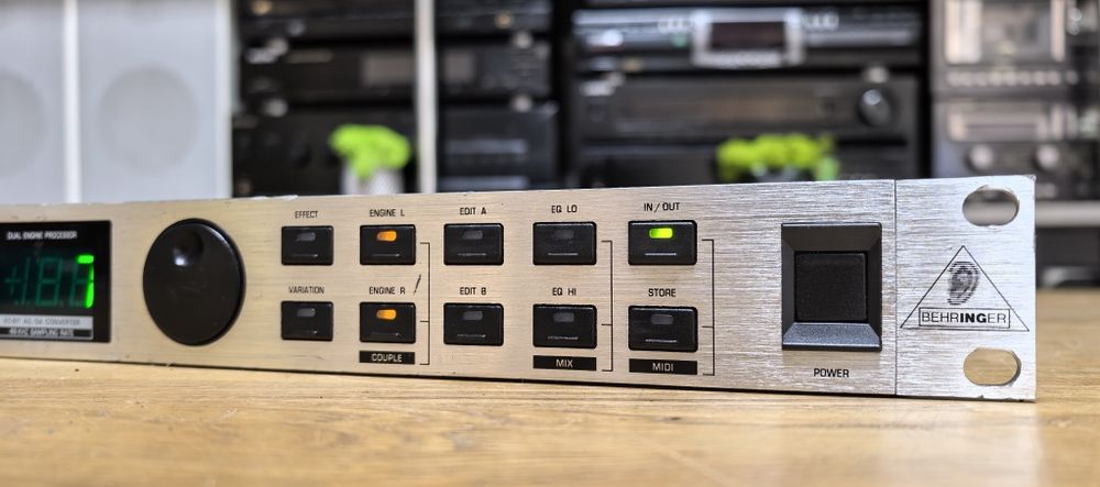 Процесор ефектів Behringer DSP1000