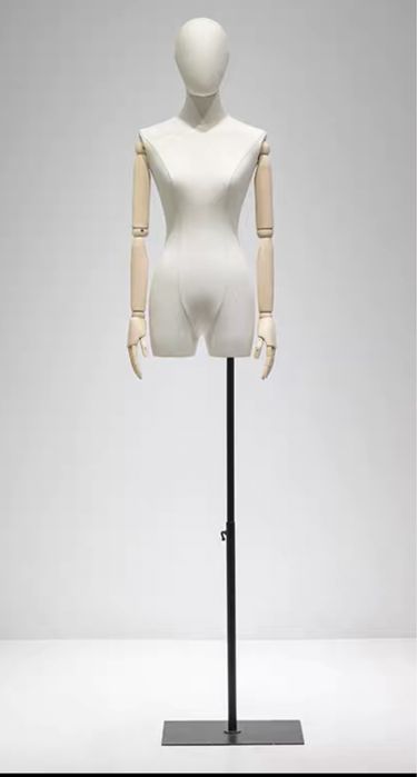 Нові манекени для магазину одягу, жіночі