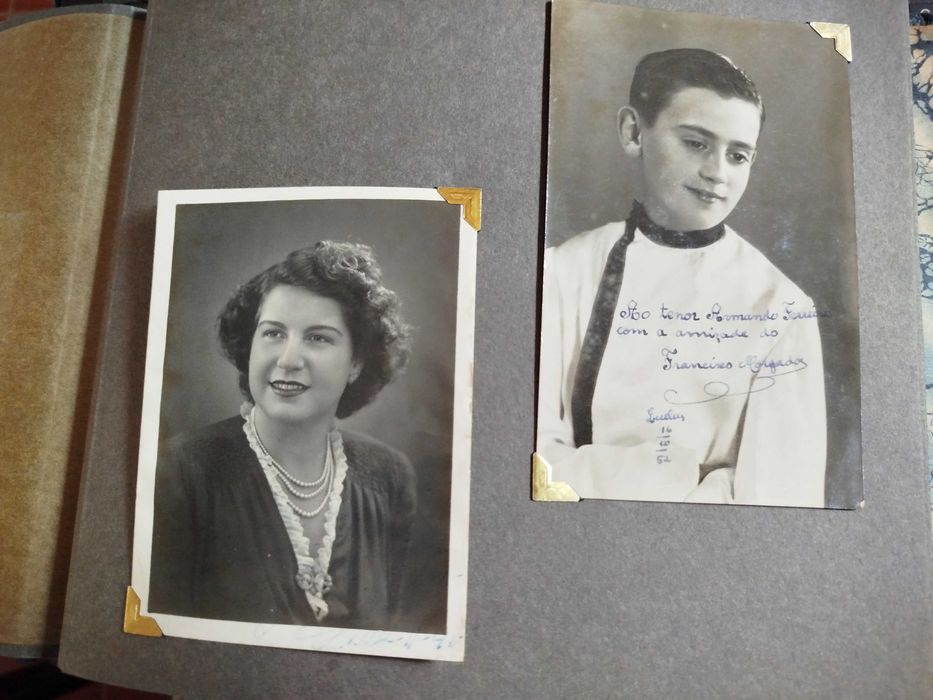 Álbum de fotos com dedicatória e assinaturas.