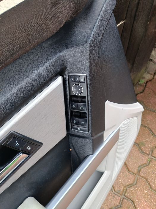 Mercedes glk tapicerka drzwi boczki kpl
