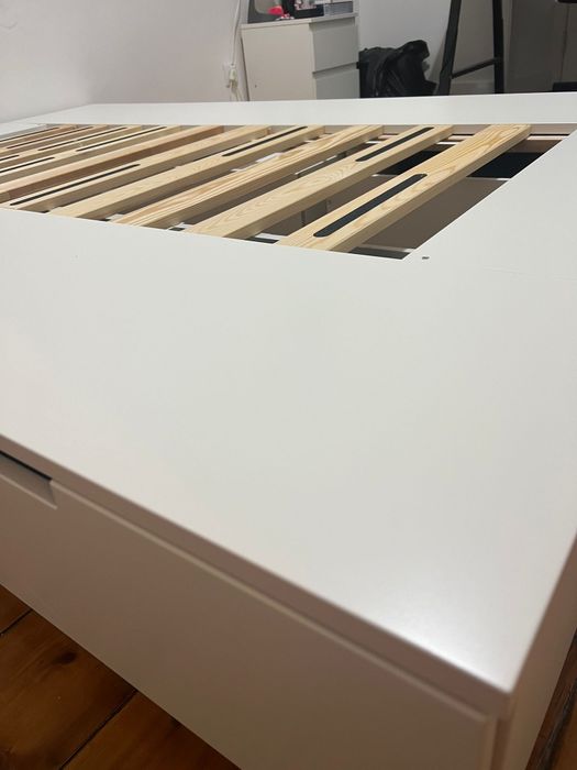 Cama de casal com seis gavetões