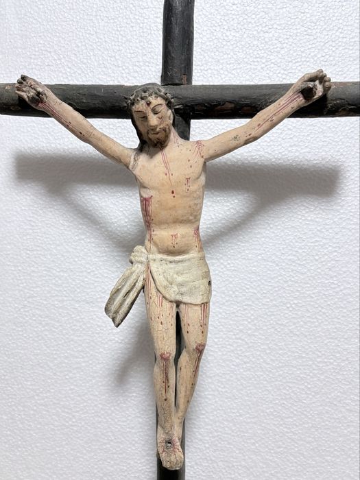 Antigo crucifixo em madeira com Cristo esculpido e policromado