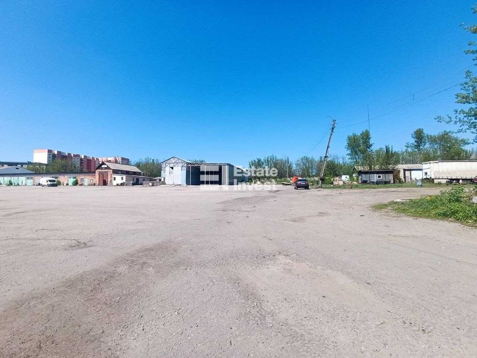 Продам майновий комплекс у смт. Подвірки