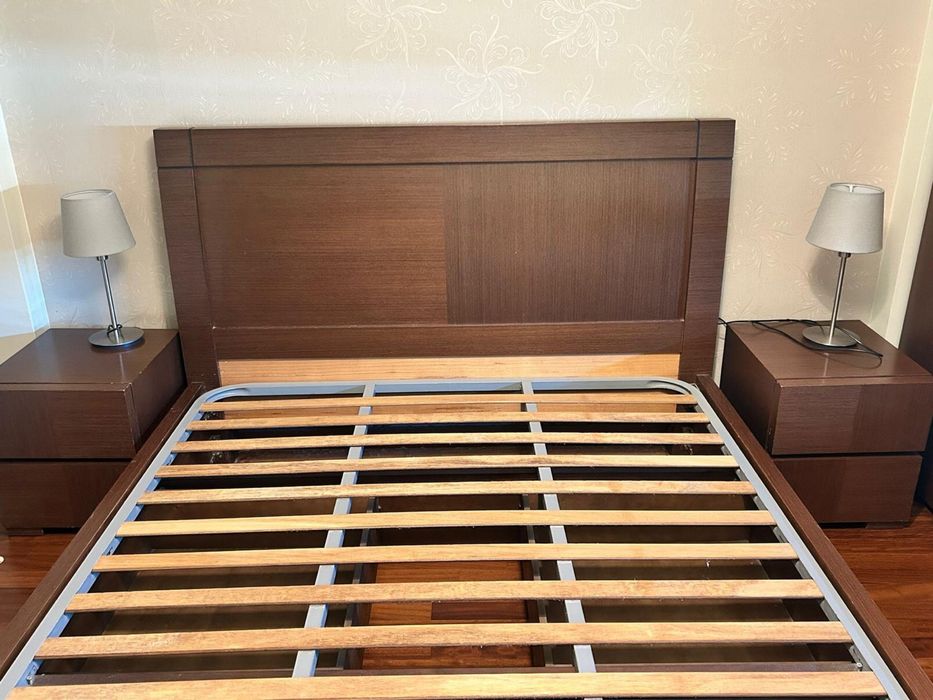 Cama de casal e mesas de cabeceira