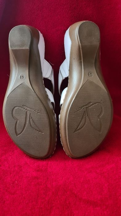 Skórzane klapki 37,5 na koturnie Caprice