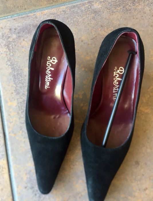 Sapatos pretos salto fino