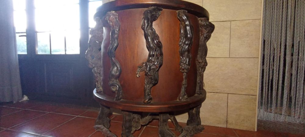 Bar de madeira e banco