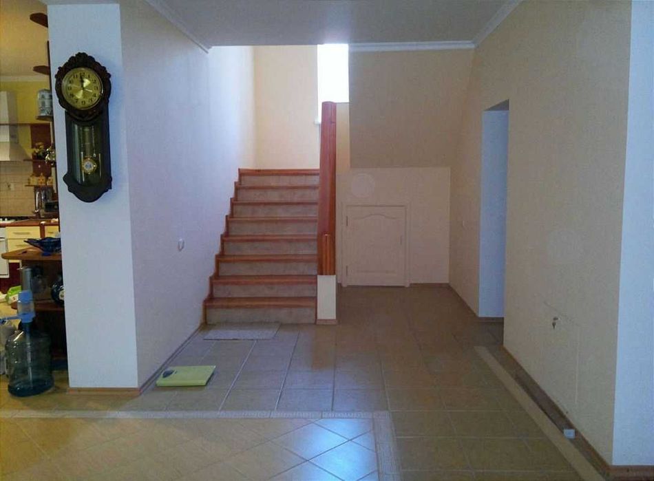 Продаж будинку в мальовничому місці біля водойми