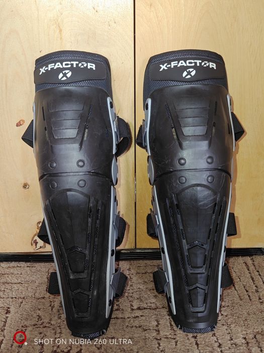 Zbroja/buzer X-FACTOR Total i nakolanniki X-FACTOR PRO