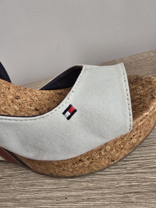 Sandały na koturnie Tommy Hilfiger 38