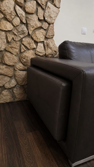 Sofa com chaise long mais 2 bancos