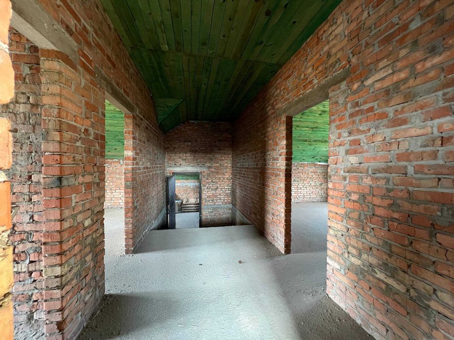 Продаж готового будинку з ділянкою та гаражем !