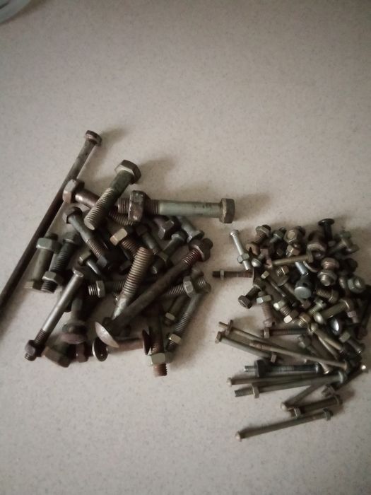 Болты и гайки разные. Шурупы.