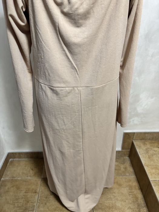 Elegancka beżowa sukienka  4XL